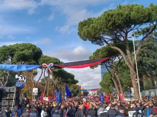 Tirana ndryshe nën “petkun” e Samitit – Ngjarja historike “paralizon” një pjesë të qytetit, paralelisht protestë