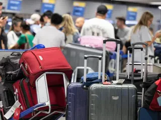 Shqiptarët nuk pyesin për çmimet, rriten 58% udhëtimet jashtë – Janar-tetor 2022, u paguan 15 milionë dollarë në total për kartonin jeshil të makinave