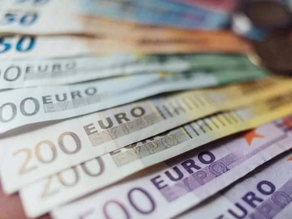 Deeurozim, apo rikthim te euroizimi? Ç’po ndodh me kreditë – Huaja e re në lekë për bizneset u dobësua me 5.3%, ndërsa në valutë u rrit rreth 19%