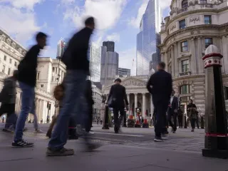 Si Britania synon të rrisë ndikimin e saj global duke ndryshuar rregulloret financiare të vendit?!