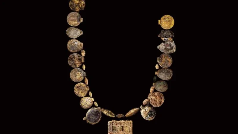 Zbulimi rrallë: Arkeologët gjejnë një gjerdan ari dhe gurësh të çmuar 1300-vjeçar