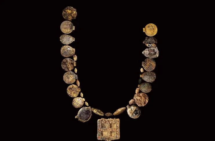 Zbulimi rrallë: Arkeologët gjejnë një gjerdan ari dhe gurësh të çmuar 1300-vjeçar
