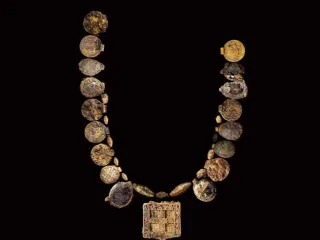 Zbulimi rrallë: Arkeologët gjejnë një gjerdan ari dhe gurësh të çmuar 1300-vjeçar
