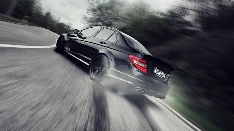 Mercedes-Benz do të kufizojë shpejtësinë e makinës derisa pronari i makinës të paguajë 1200 dollarë për abonim vjetor!