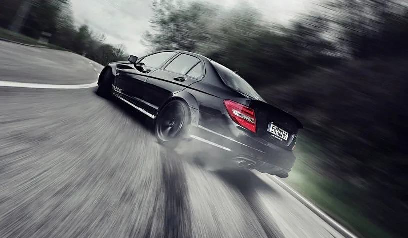 Mercedes-Benz do të kufizojë shpejtësinë e makinës derisa pronari i makinës të paguajë 1200 dollarë për abonim vjetor!