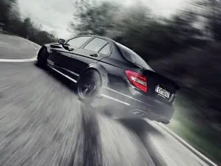 Mercedes-Benz do të kufizojë shpejtësinë e makinës derisa pronari i makinës të paguajë 1200 dollarë për abonim vjetor!