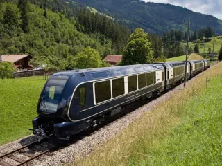 I pari në botë: Treni i mahnitshëm malor zviceran që mund të kërcejë shinat hekurudhore! (FOTOT)