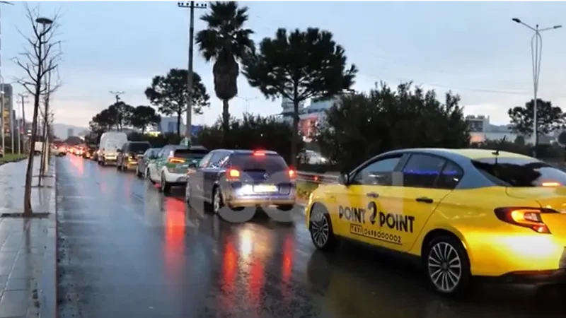 Trafiku i rënduar në rrugën dytësore Tiranë-Durrës, eksperti: Duhet një plan kompleks masash nga Bashkia dhe ARRSH