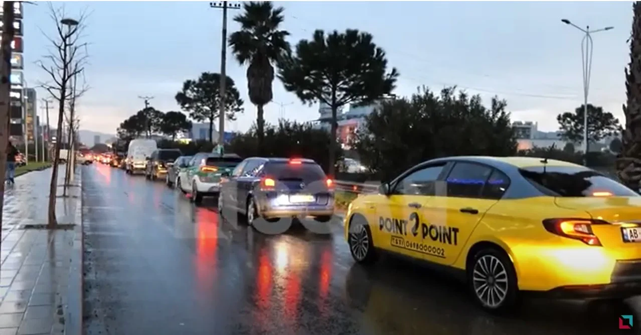 Trafiku i rënduar në rrugën dytësore Tiranë-Durrës, eksperti: Duhet një plan kompleks masash nga Bashkia dhe ARRSH