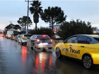 Trafiku i rënduar në rrugën dytësore Tiranë-Durrës, eksperti: Duhet një plan kompleks masash nga Bashkia dhe ARRSH