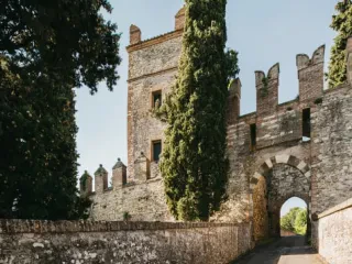 Kështjella, pallati dhe fshati italian në shitje për vetëm 1.9 milionë euro – Çmimi është i diskutueshëm! (FOTOT)
