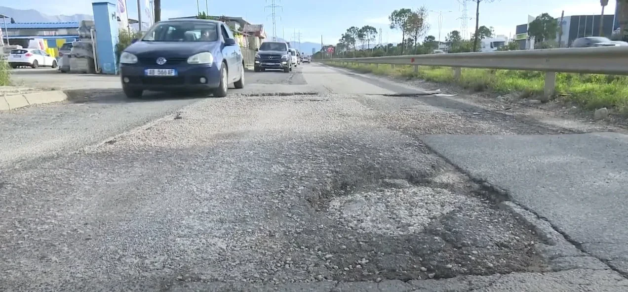 Rruga dytësore Tiranë-Durrës, në mëshirë të fatit. Shoferët: Na shkatërroi makinat. Bizneset: Nuk lëvizim dot për të punuar
