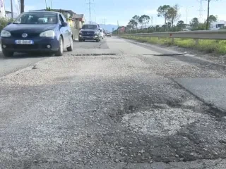 Rruga dytësore Tiranë-Durrës, në mëshirë të fatit. Shoferët: Na shkatërroi makinat. Bizneset: Nuk lëvizim dot për të punuar