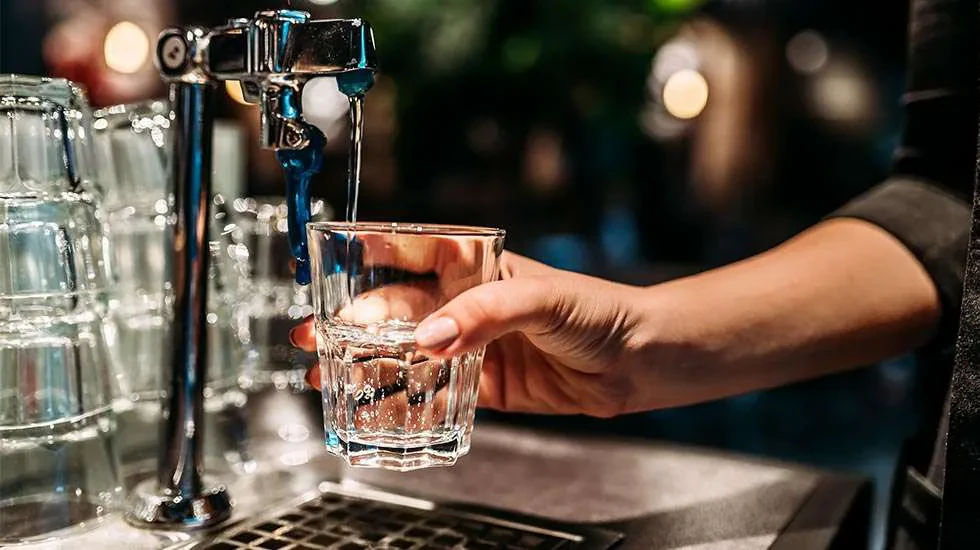 Ujërat e ndotur, vetëm 15% e popullsisë shërbim nga impiantet – Problemi në zonat urbane dhe bregdetare, qeveria rendit mangësitë