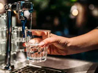 Ujërat e ndotur, vetëm 15% e popullsisë shërbim nga impiantet – Problemi në zonat urbane dhe bregdetare, qeveria rendit mangësitë