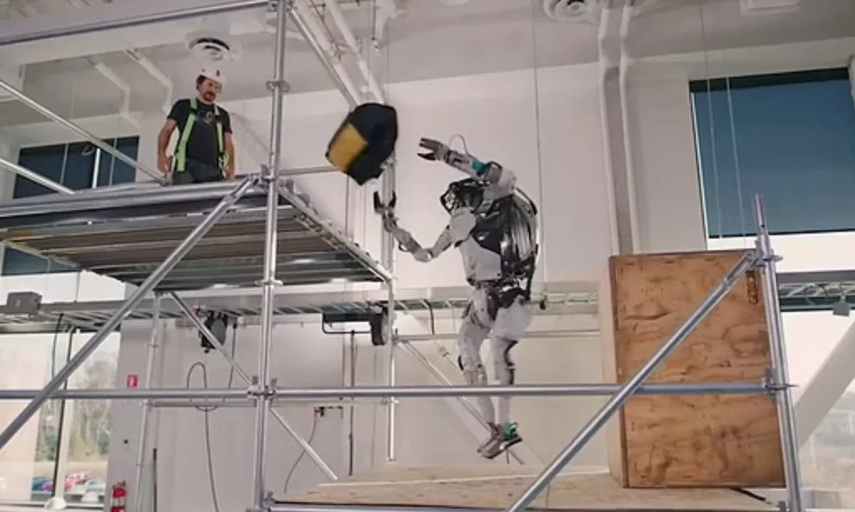 Një robot punëtor ndërtimi!