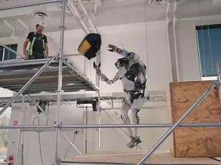 Një robot punëtor ndërtimi!