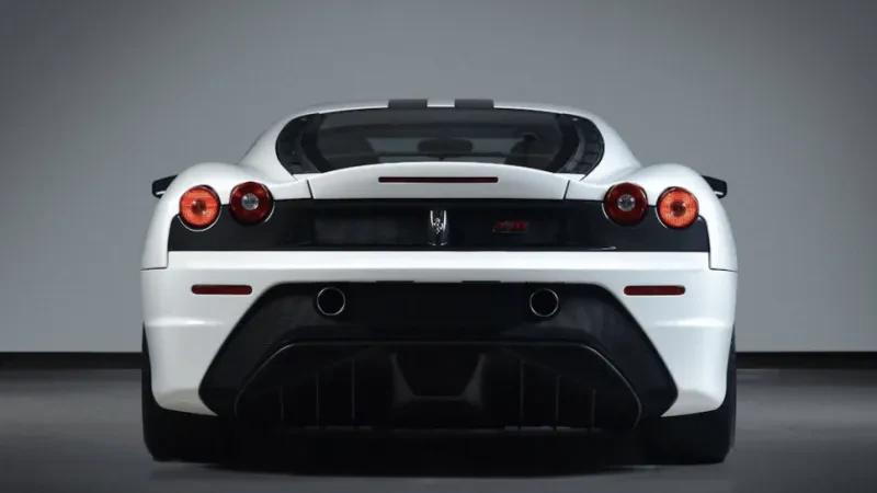 Blen një Ferrari, nuk e përdor kurrë dhe në fund e shet pas 14 vitesh