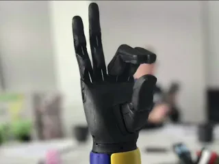 Ushtarët ukrainas bëhen me krahë bionikë