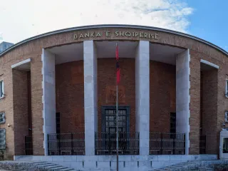 Banka e Shqipërisë jep miratimin paraprak për bashkimin me përthithje të bankave OTP-Alpha