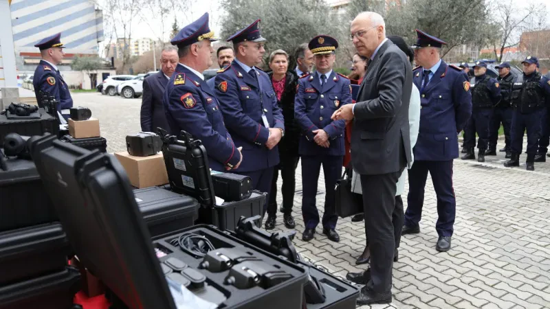 Policia Federale Gjermane i dhuron 5 automjete dhe një sërë pajisjesh logjistike me vlerë rreth 560 mijë euro Policisë së Shtetit