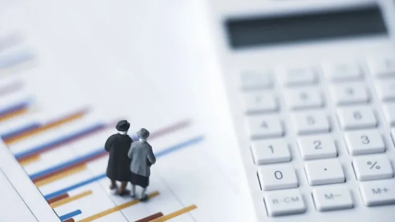 Viti zgjedhor, Qeveria “zgjidh qesen”, 5.7 miliard lekë për pensionistët – Fondet special, 2.2 miliard lekë indeksim pensionesh. 3.55 miliard lekë bonusi i fundvitit