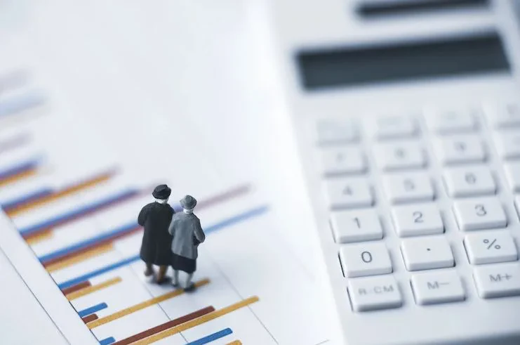 Viti zgjedhor, Qeveria “zgjidh qesen”, 5.7 miliard lekë për pensionistët – Fondet special, 2.2 miliard lekë indeksim pensionesh. 3.55 miliard lekë bonusi i fundvitit