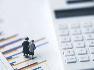 Viti zgjedhor, Qeveria “zgjidh qesen”, 5.7 miliard lekë për pensionistët – Fondet special, 2.2 miliard lekë indeksim pensionesh. 3.55 miliard lekë bonusi i fundvitit