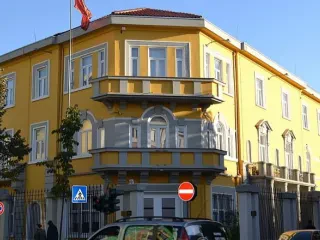 Për Ministrinë e Arsimit, nafta ende nuk është shtrenjtuar! – KLSH: VKM për transportin e mësuesve nuk ka reflektuar çmimet e reja