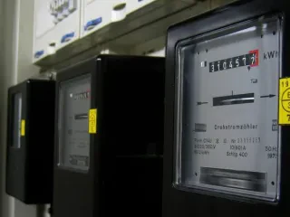 Kursimi nga matësit inteligjentë të energjisë – Studimi i ERE: Në zonën pilot të Kasharit humbjet në rrjet u reduktuan në 7.5%