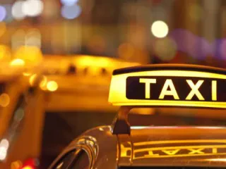 Informaliteti “mbyt” taksitë, rrethet pushtojnë Tiranën – Shoqata fajëson pushtetin vendor: Jemi me humbje, paguajmë taksa më të larta