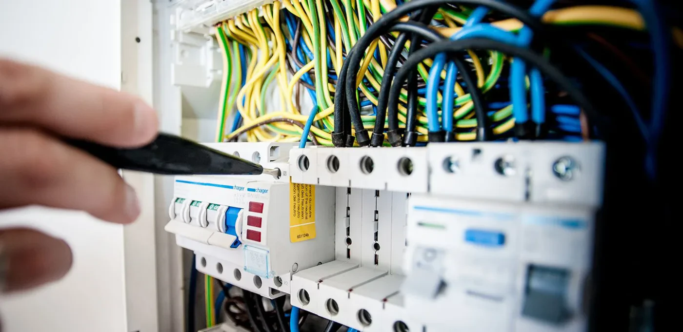 Në riparim sistemi i shitblerjeve të energjisë elektrike – OST, 22.4 milionë lekë për mirëmbajtjen dhe zhvillimin e sistemit “DAMAS”