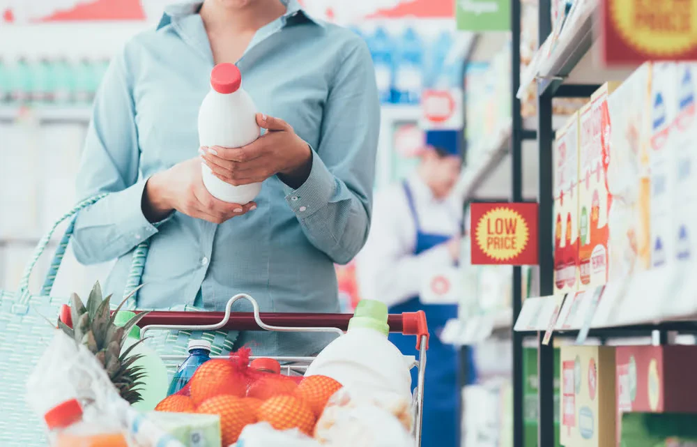 Gjobiten 8 biznese për tregtim të ushqimeve të pasigurta – AKU: Përdornin vaj palme, niseshte dhe konservantë në produkte