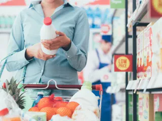 Gjobiten 8 biznese për tregtim të ushqimeve të pasigurta – AKU: Përdornin vaj palme, niseshte dhe konservantë në produkte