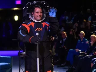 NASA prezanton kostumin e ri për misionin e radhës në Hënë