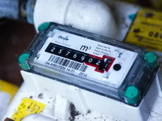 OSHEE kapi vetëm 5.3% të vjedhjeve – Në vitin 2022, faturoi si dëm ekonomik rreth 25.000 mWh energji