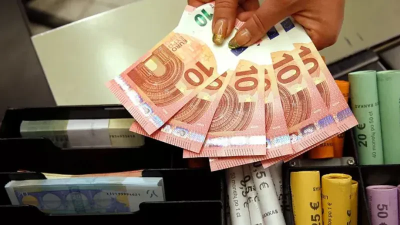 Pse kaq shumë euro në Shqipëri? Zbardhen të gjitha hyrje-daljet: Rezerva valutore 4.95 miliardë euro. Ministria e Financave efekt negativ, bankat efekt pozitiv