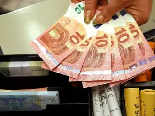 Pse kaq shumë euro në Shqipëri? Zbardhen të gjitha hyrje-daljet: Rezerva valutore 4.95 miliardë euro. Ministria e Financave efekt negativ, bankat efekt pozitiv
