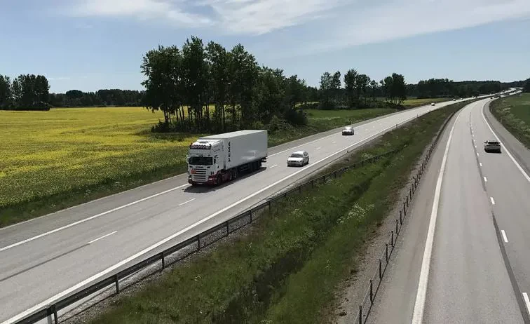 Suedia planifikon të ndërtojë rrugën e parë elektrike të përhershme në botë!