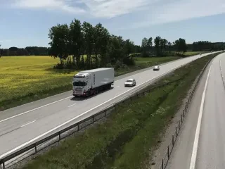 Suedia planifikon të ndërtojë rrugën e parë elektrike të përhershme në botë!