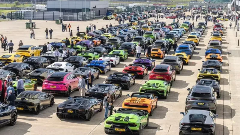 Parada 50 milionë paundëshe, qindra Lamborghini mbushin pistën e F1