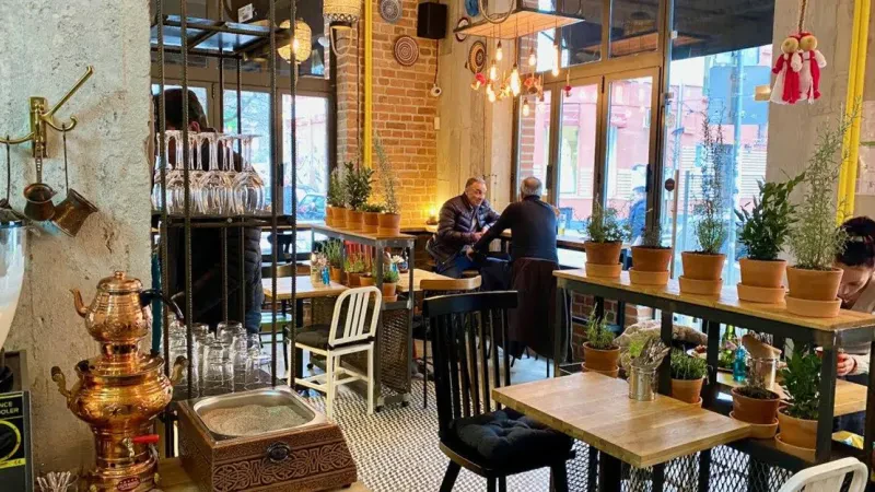 Baret dhe restorantet rrezikojnë mbylljen – Mungesa e fuqisë punëtore do të sjellë dështim në bizneset turistike