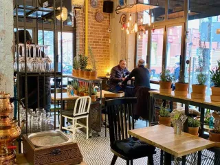 Baret dhe restorantet rrezikojnë mbylljen – Mungesa e fuqisë punëtore do të sjellë dështim në bizneset turistike