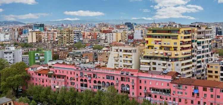 Tirana rrit “epërsinë” në ekonomi – Me rritje edhe Durrësi e Vlora. 9 qarqe “tkurrin” peshën në strukturën e PBB për vitin 2021