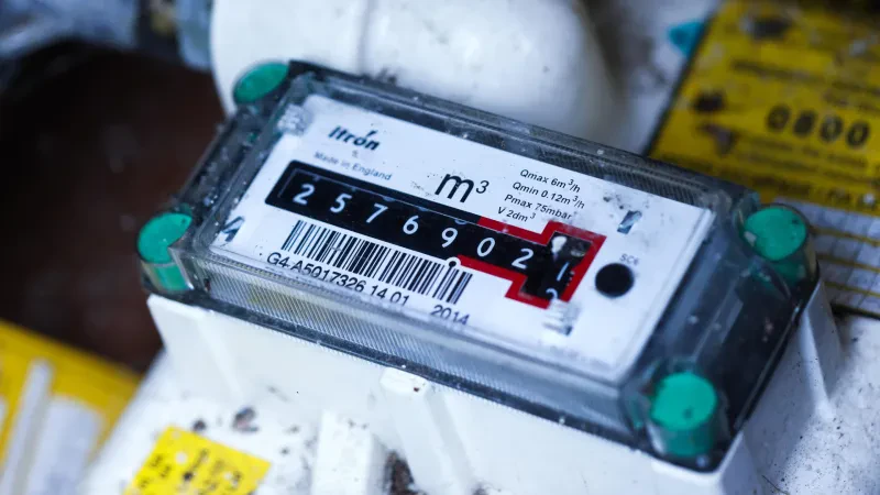 OSHEE kapi vetëm 5.3% të vjedhjeve – Në vitin 2022, faturoi si dëm ekonomik rreth 25.000 mWh energji