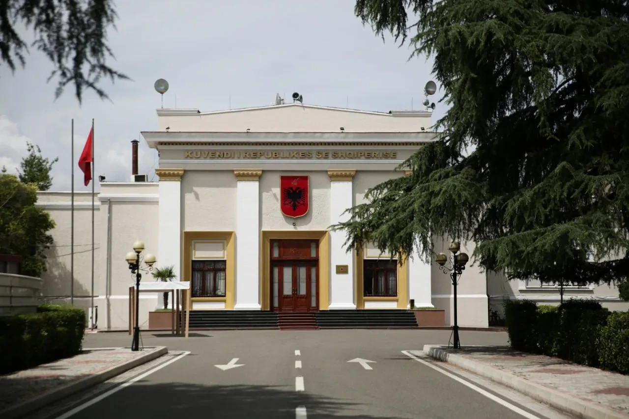 Deputetët kërkojnë rritje page – Ibrahimaj: Pasi të rrisim rrogat e punonjësve të administratës
