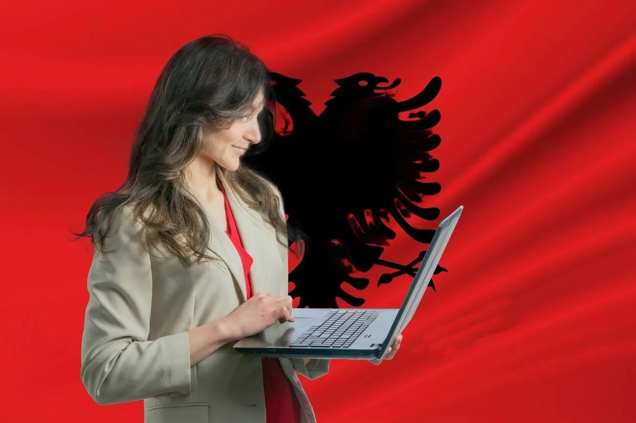 Ndryshime ligjore për nomadët digjital në Shqipëri – Përjashtohen nga taksimi për 1 vit dhe pajisen me leje unike