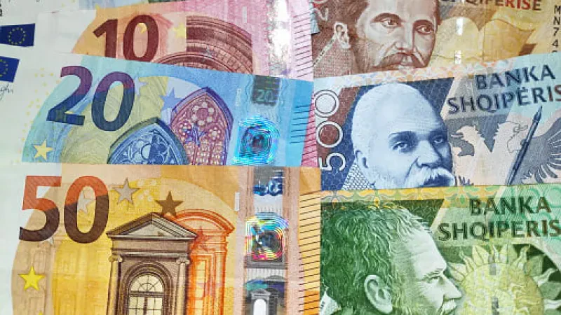 Shqiptarët po kursejnë në euro e investojnë në lekë – Bum depozita në valutë. Paraja shqiptare “preferohet” për bonot