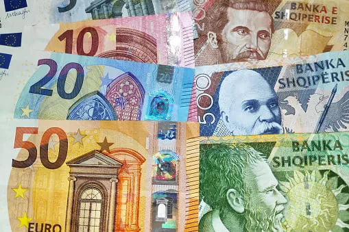 Shqiptarët po kursejnë në euro e investojnë në lekë – Bum depozita në valutë. Paraja shqiptare “preferohet” për bonot
