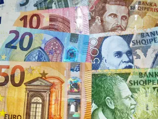 Shqiptarët po kursejnë në euro e investojnë në lekë – Bum depozita në valutë. Paraja shqiptare “preferohet” për bonot